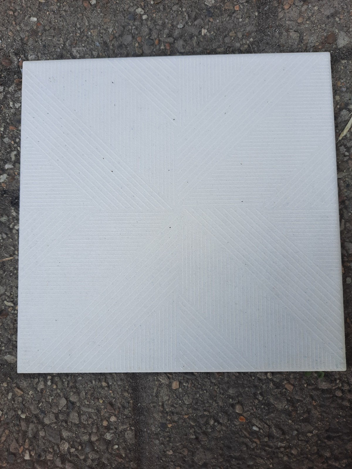 Witte matte tegel 20cm op 20cm 0,5cm dik met reliëf motief, Ophalen, Nieuw, 20 tot 40 cm, 10 m² of meer