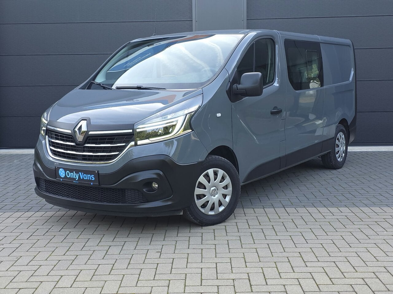 Renault Trafic 2.0d / L2 / Dubbel cabine / Camera / Trekhaak, 120 pk, Bedrijf, 5 deurs, Zilver of Grijs
