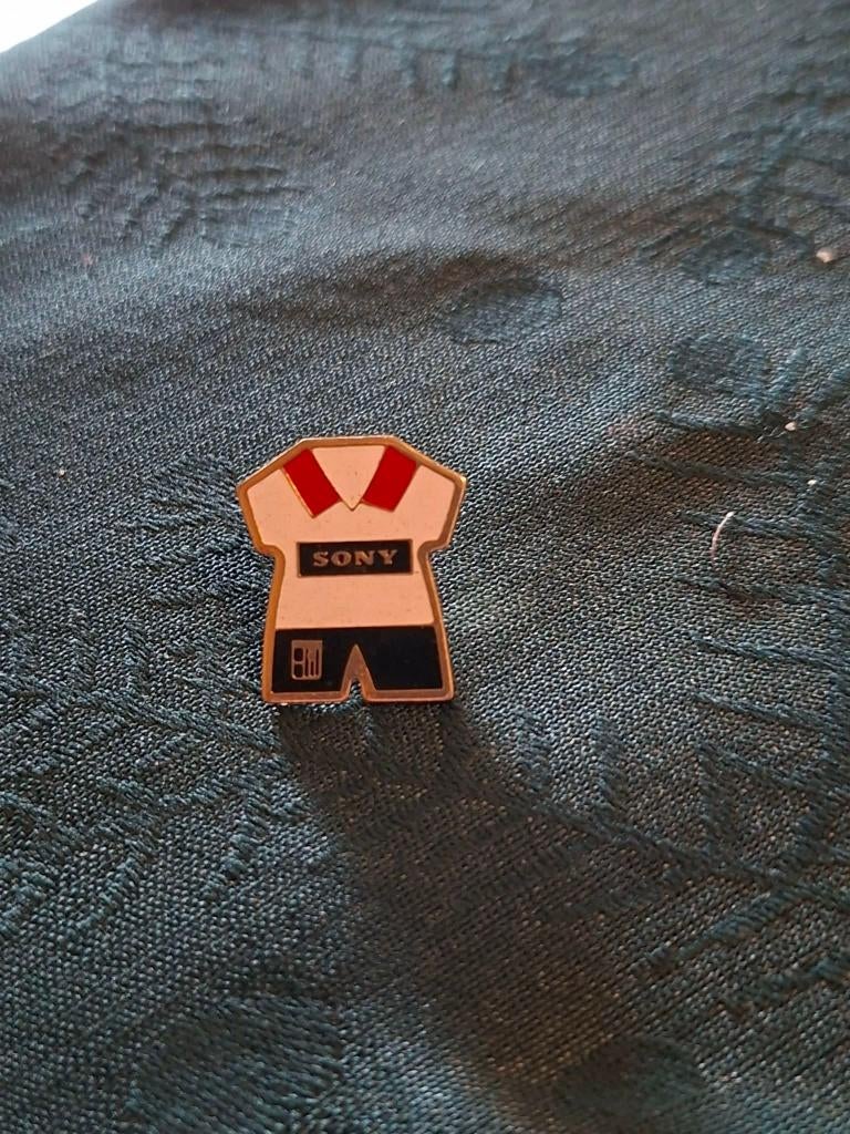 pin/speldje : RWD Molenbeek, Enlèvement ou Envoi, Comme neuf, Sport, Insigne ou Pin's