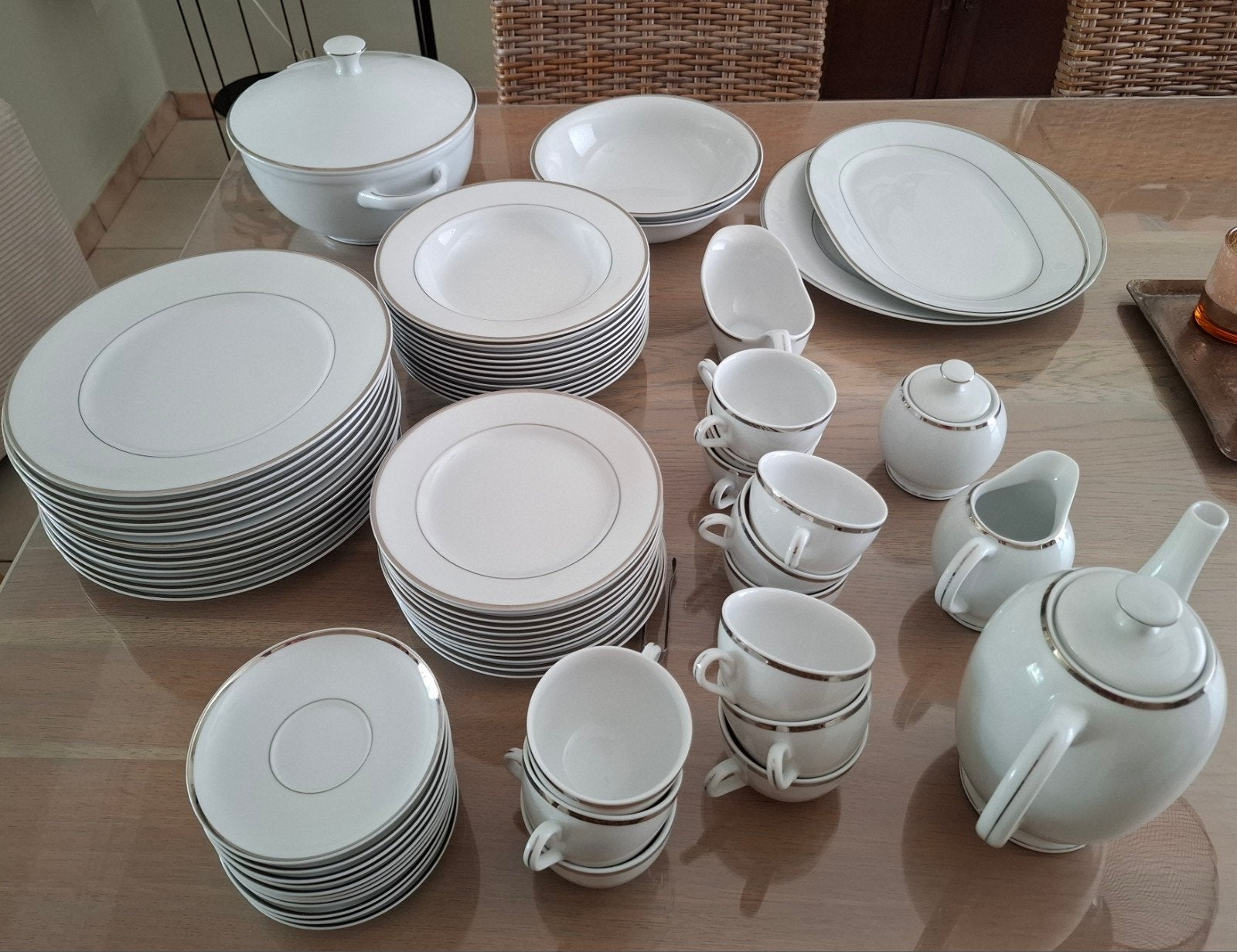 Servies 12 personen wit met zilveren rand, Ophalen, Compleet servies