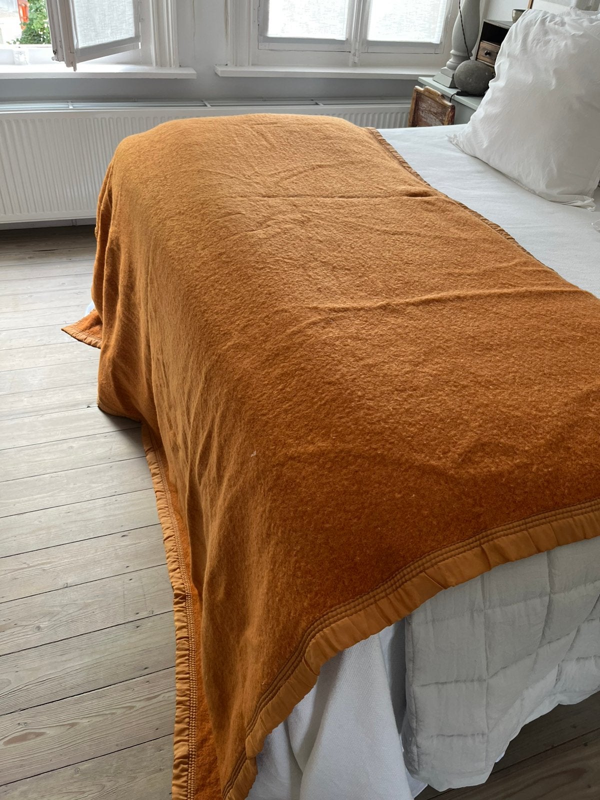 MOOIE VINTAGE DEKEN BED WOONDEKEN IN WOL ROESTBRUIN, Huis en Inrichting, Ophalen of Verzenden, Zo goed als nieuw, Wol, Woondeken