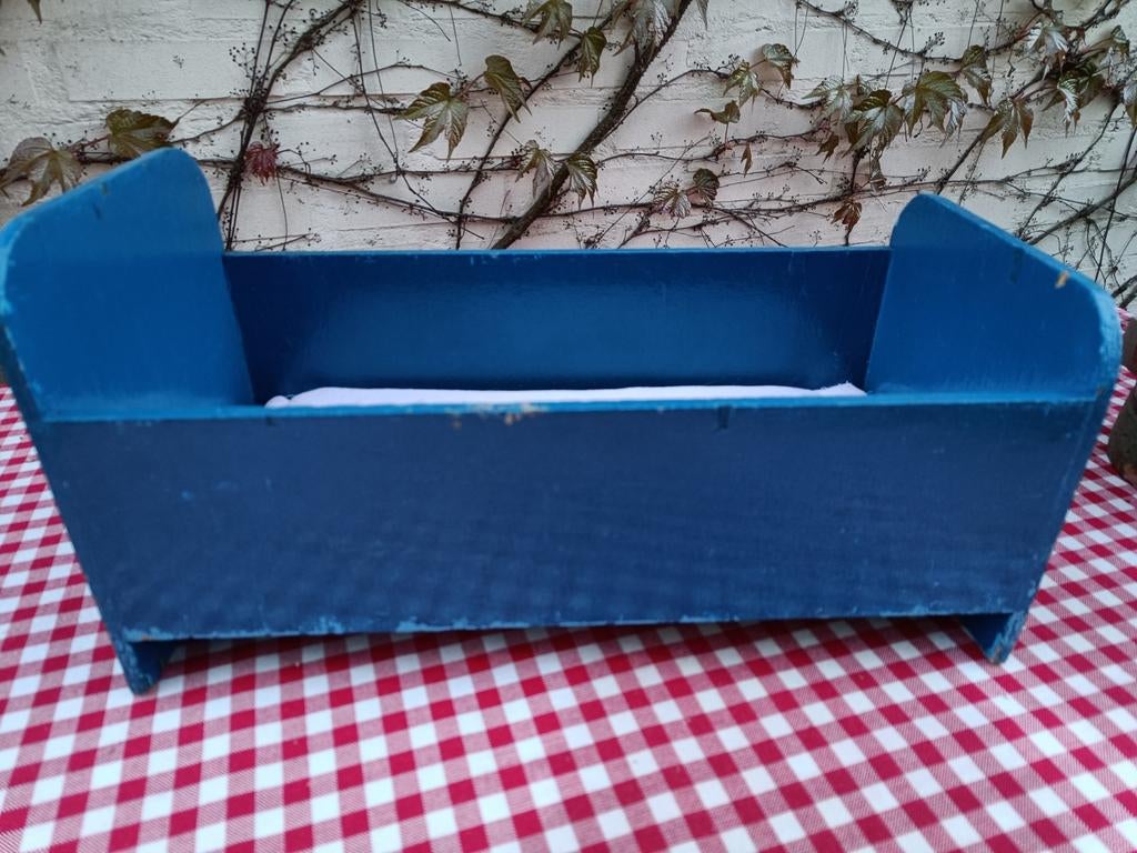 Mooi houten poppenbedje, Ophalen