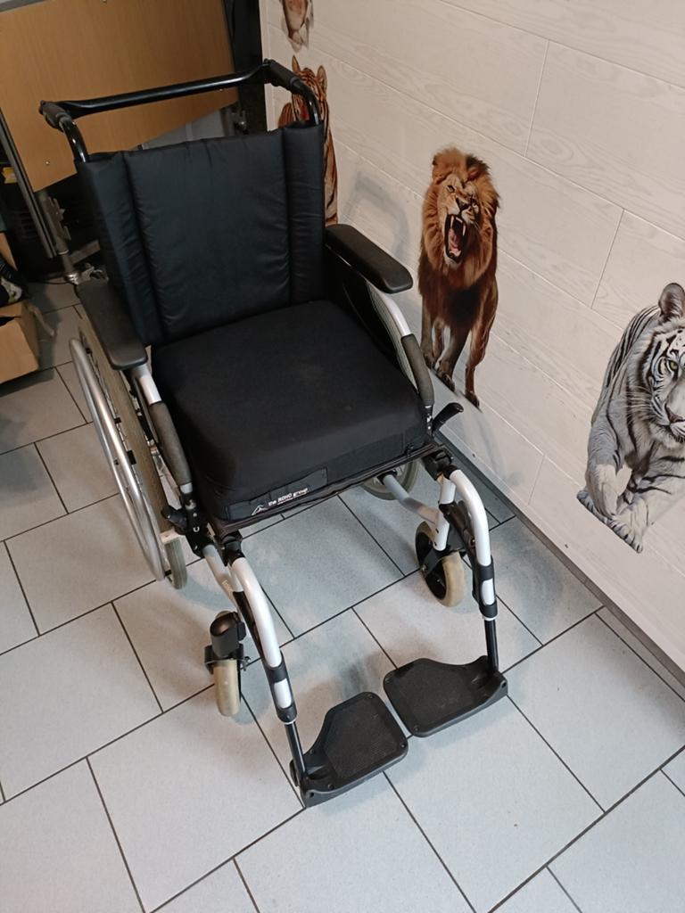Chaise roulante pliable INVACARE ACTION3 43cm assise, Divers, Chaises roulantes, Enlèvement