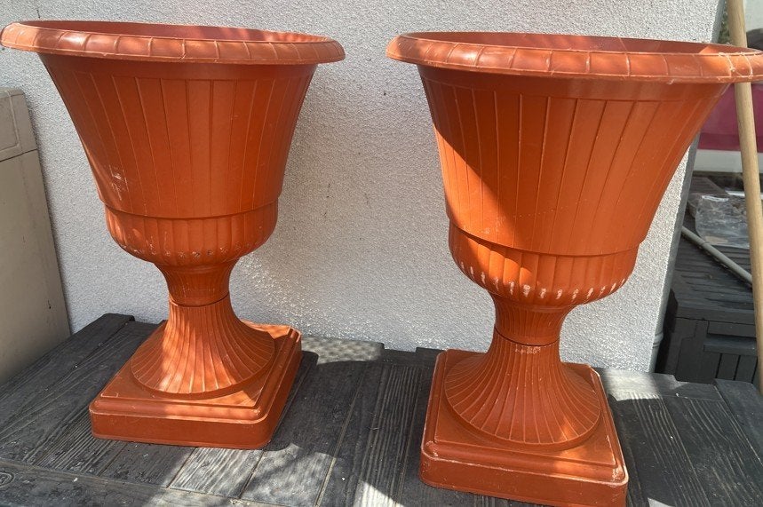 2 grote oranje plastic bloempotten op voet, Kunststof, Gebruikt, Balkon, 40 tot 70 cm