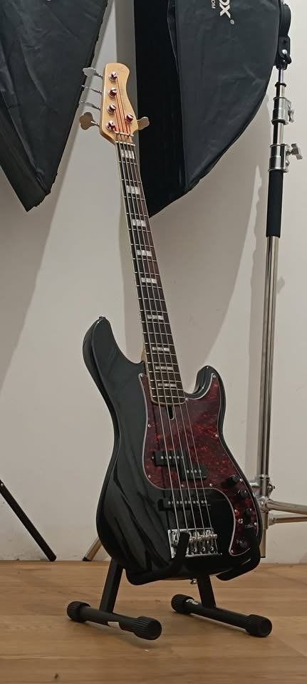 Bass Marcus Miller P7 Alder 5 Black 2nd Gen, Musique & Instruments, Instruments à corde | Guitares | Basses, Enlèvement, Comme neuf