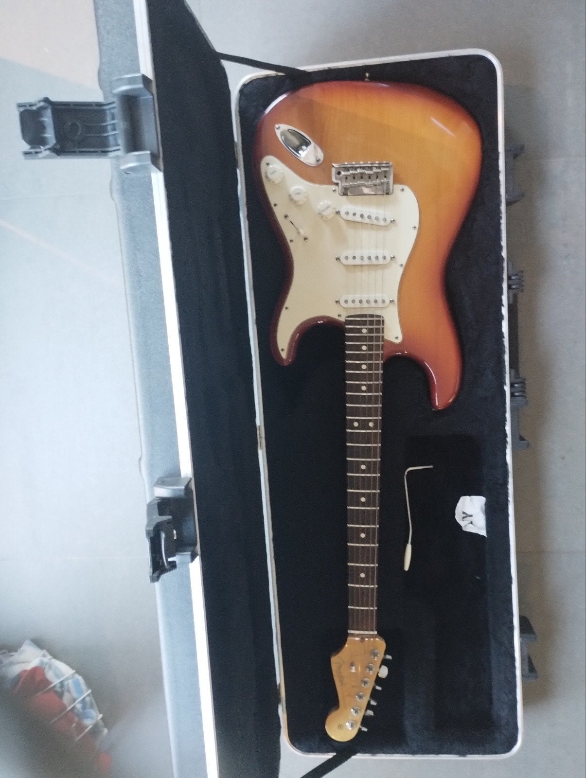 SWAP FENDER STRAT USA POUR BASSE 5 CORDES, Musique & Instruments, Instruments à corde | Guitares | Basses, Enlèvement