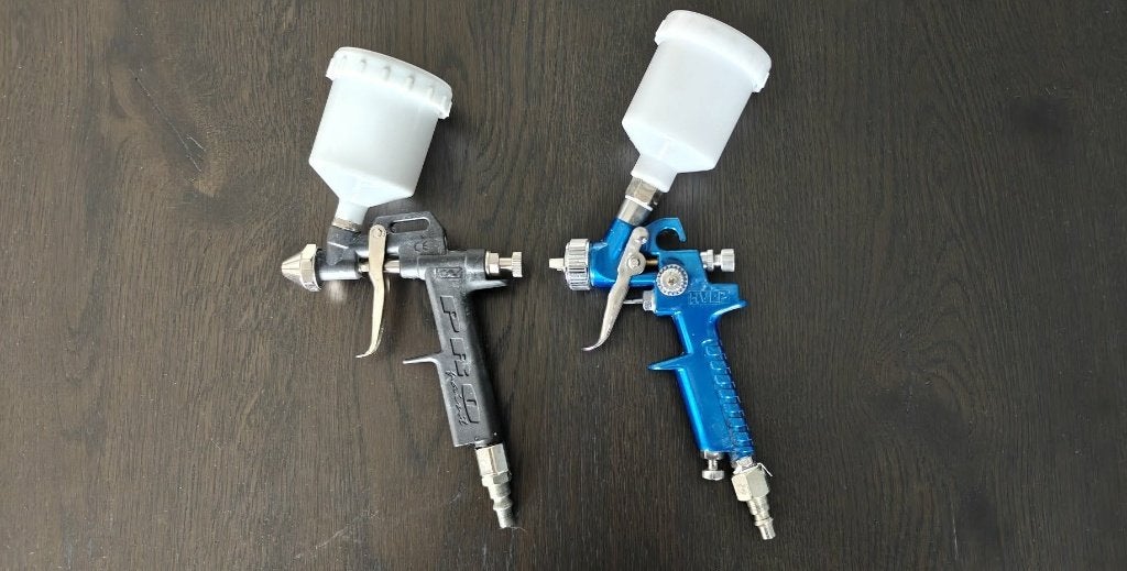 2 kleine spuitpistooltjes met bovenbeker 130ml, Ophalen of Verzenden, Zo goed als nieuw