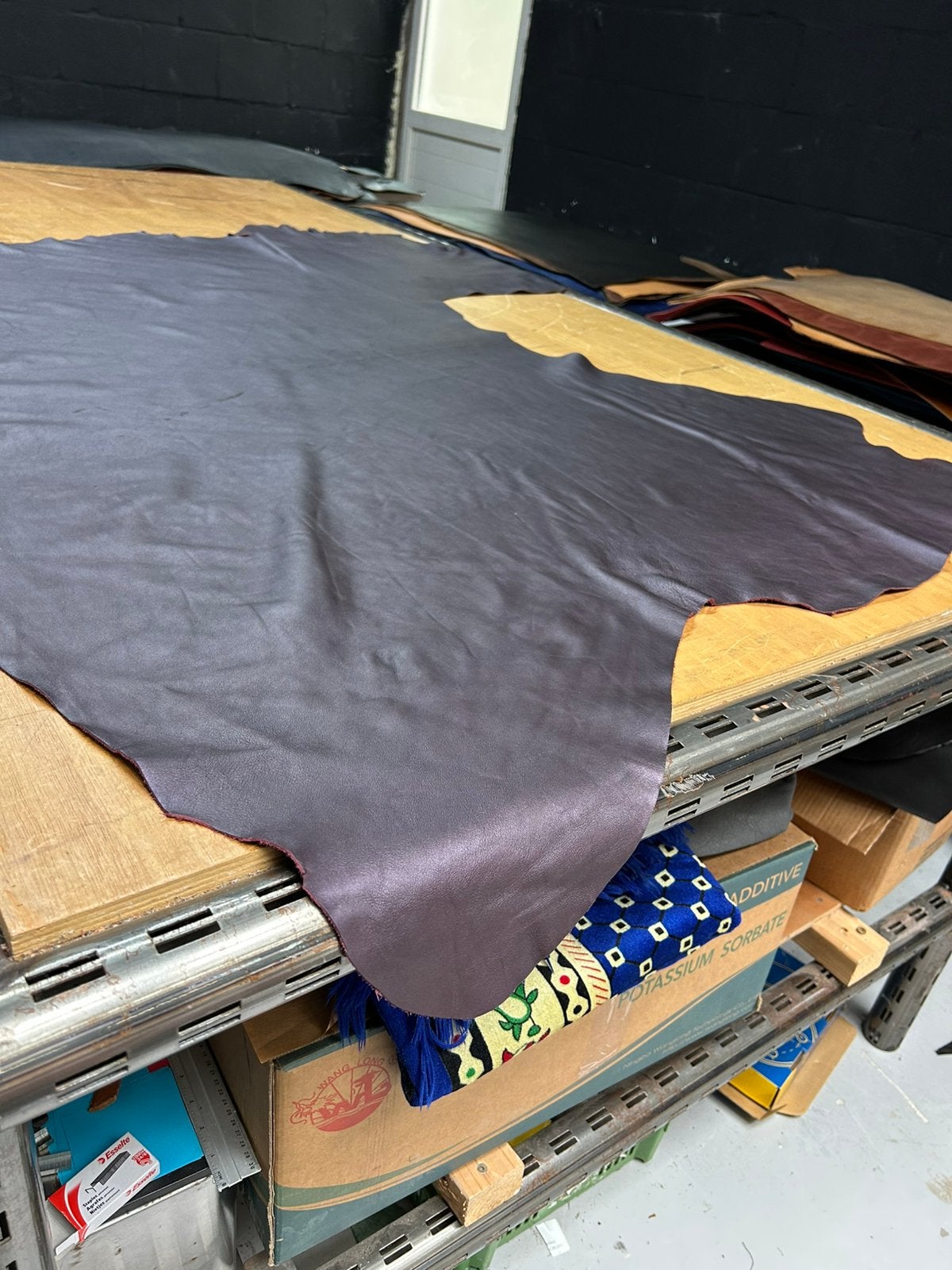 Aubergine kleur leer lap 1.3 mm dikte soepel en glad A-442, Ophalen of Verzenden, Zo goed als nieuw