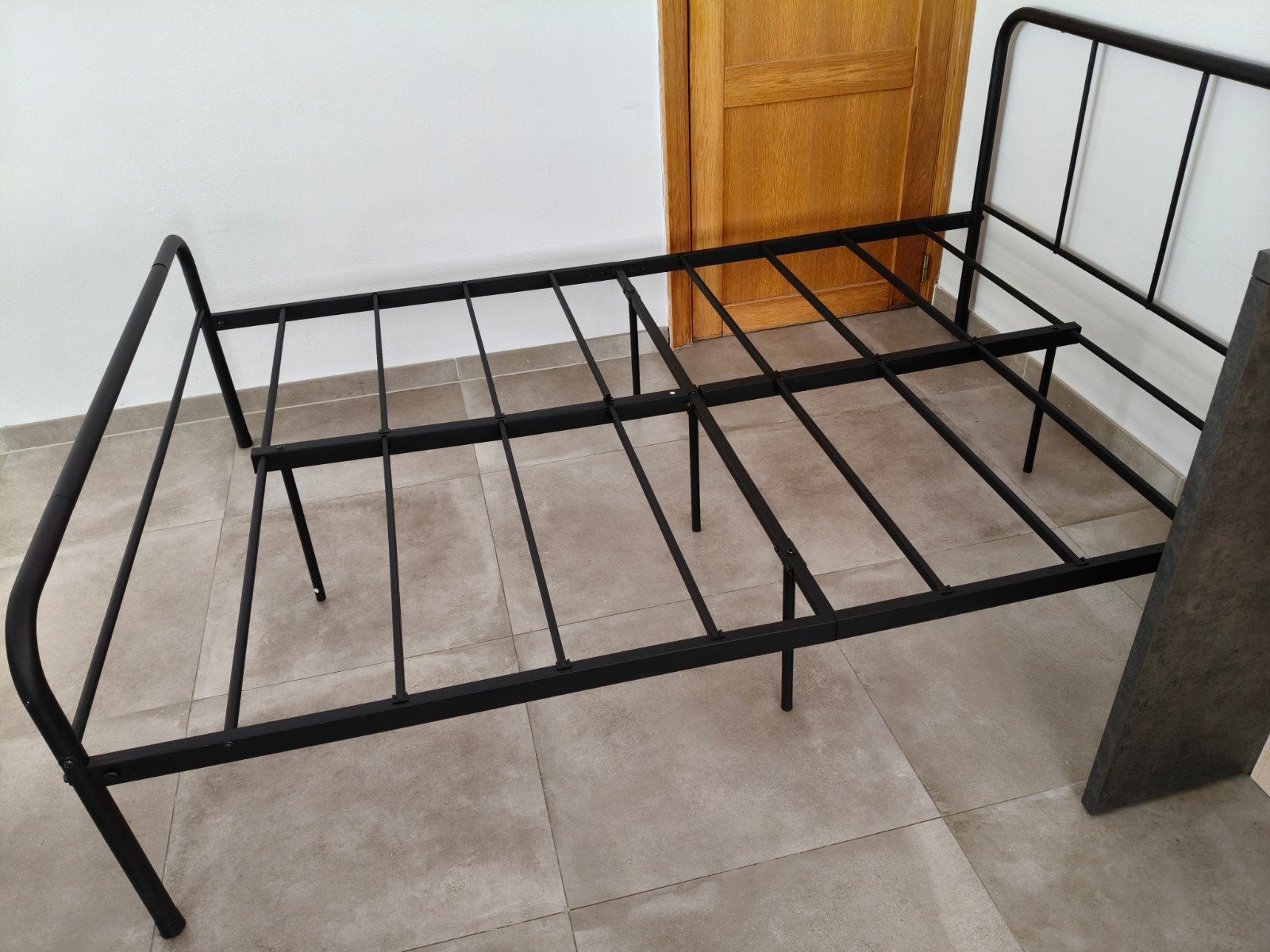 Bedframe 140 op 200: 45€/stuk of 70€ voor beide, Huis en Inrichting, Slaapkamer | Bedden, Ophalen, Zwart, 140 cm, Zo goed als nieuw