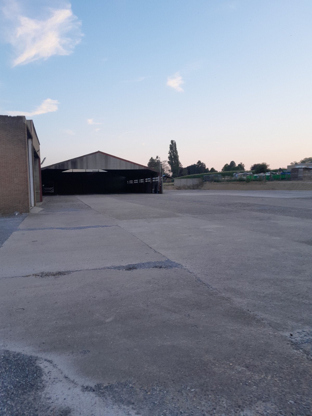 Terrain à bâtir/PME/avec hangars/Maison+- 1 hectare, Immo