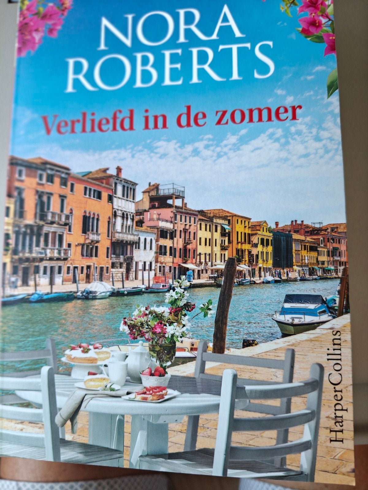 Boek Nora Roberts Verliefd in de zomer, Boeken, Ophalen of Verzenden, Zo goed als nieuw, Nederland, Nora Roberts