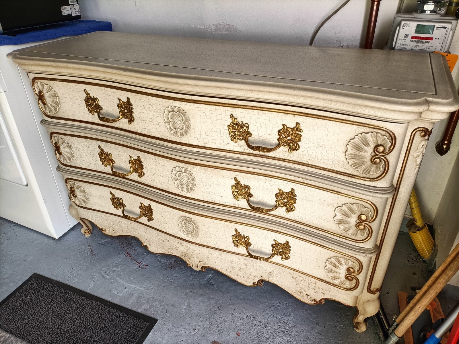 Antieke aparte commode met brons beslag,, Ophalen