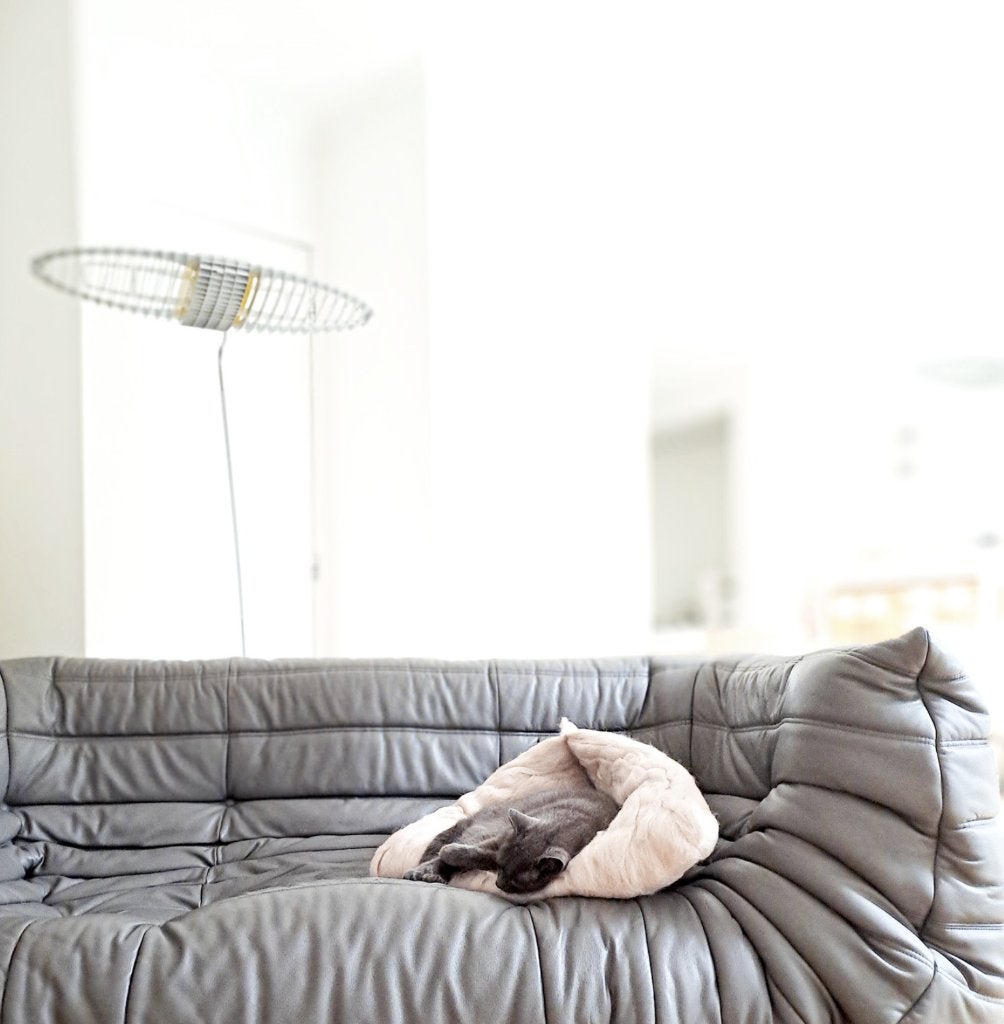 Ligne Roset Togo leder 2 zits met armleuningen en poef, Huis en Inrichting, Zetels | Zetels, Zo goed als nieuw, Rechte bank, Tweepersoons