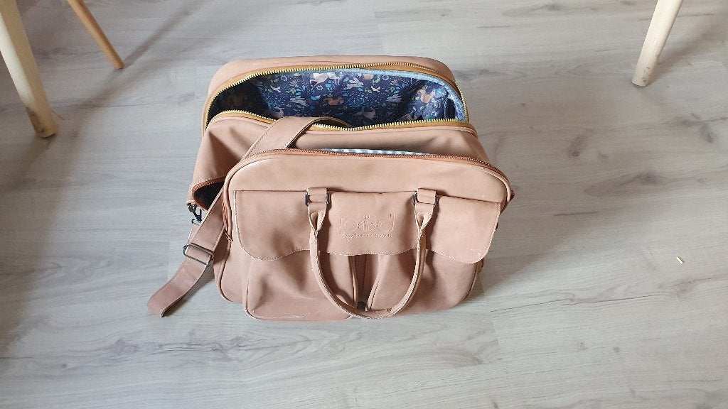 Bizzi Growin Vegan Leather Pod Travel Changing Bag, Enfants & Bébés, Sac d'épaule, Autres couleurs, Enlèvement, Utilisé