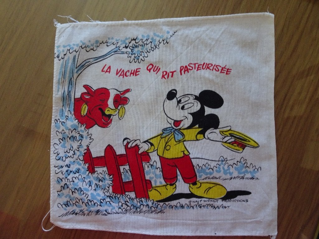 Zakdoek - De gepasteuriseerde lachende koe - Disney - Mickey, Verzamelen, Ophalen of Verzenden, Overige figuren, Gebruikt, Plaatje, Poster of Sticker