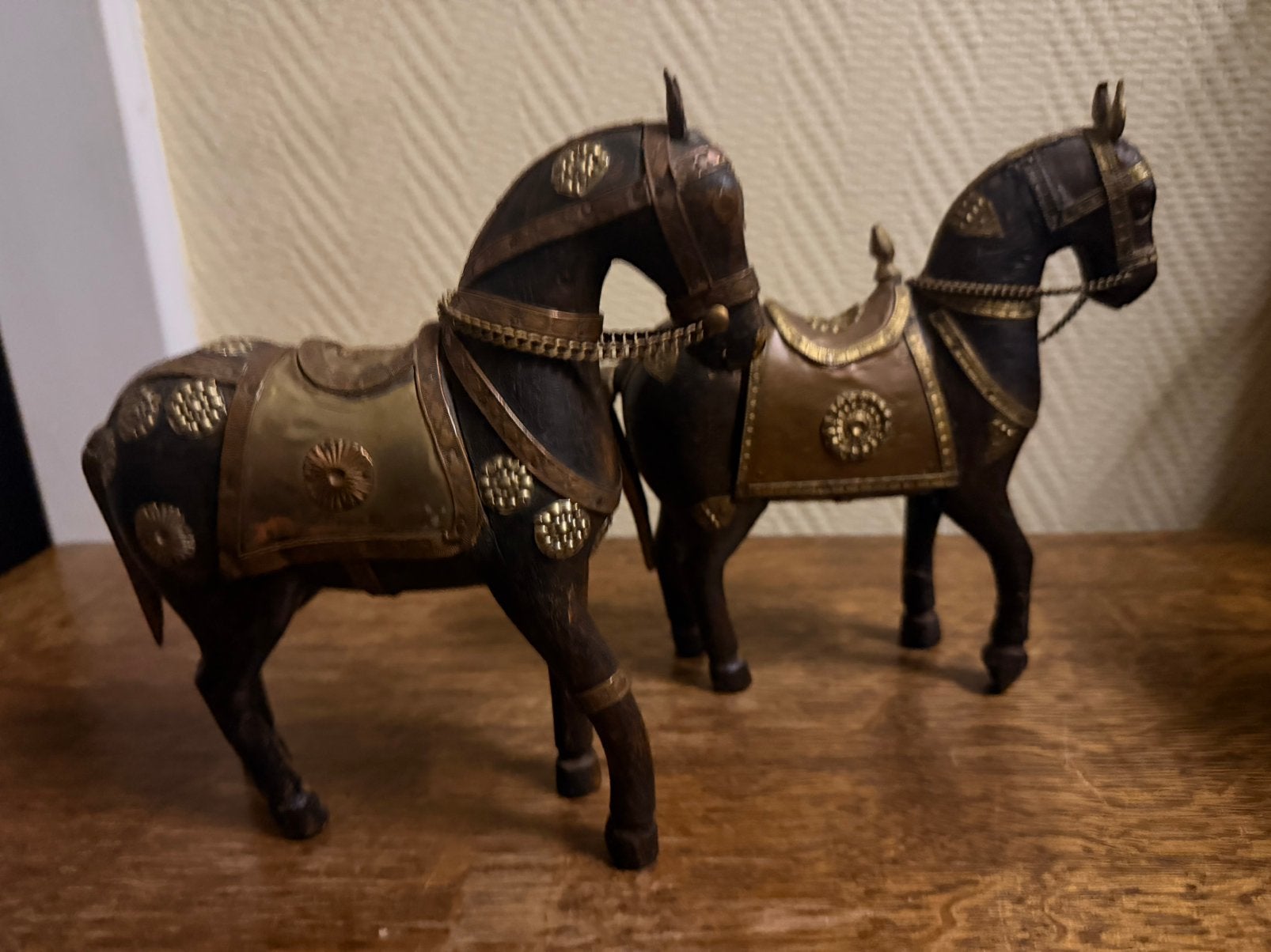 2 houten brocante paardjes koperkleurig belegd 20 cm, Ophalen of Verzenden