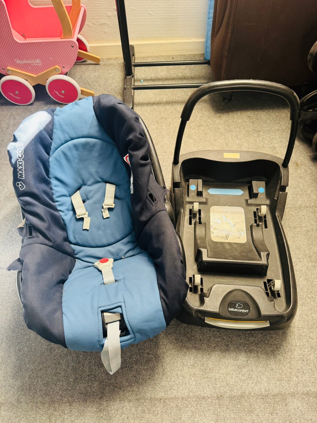 Maxi-Cosi autostoeltje + bevestiging — €10, Kinderen en Baby's, Autostoeltjes, Ophalen, Zo goed als nieuw, Maxi-Cosi