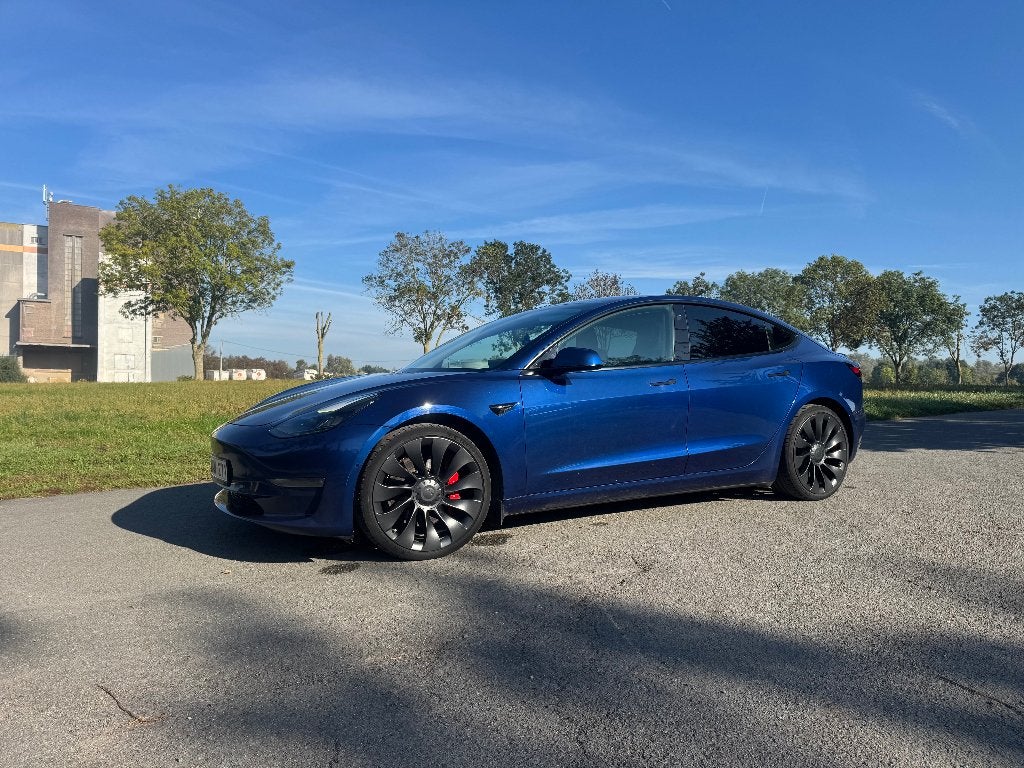 Performance de la Tesla Model 3, Autos, Achat, Ordinateur de bord, Noir, 5 portes