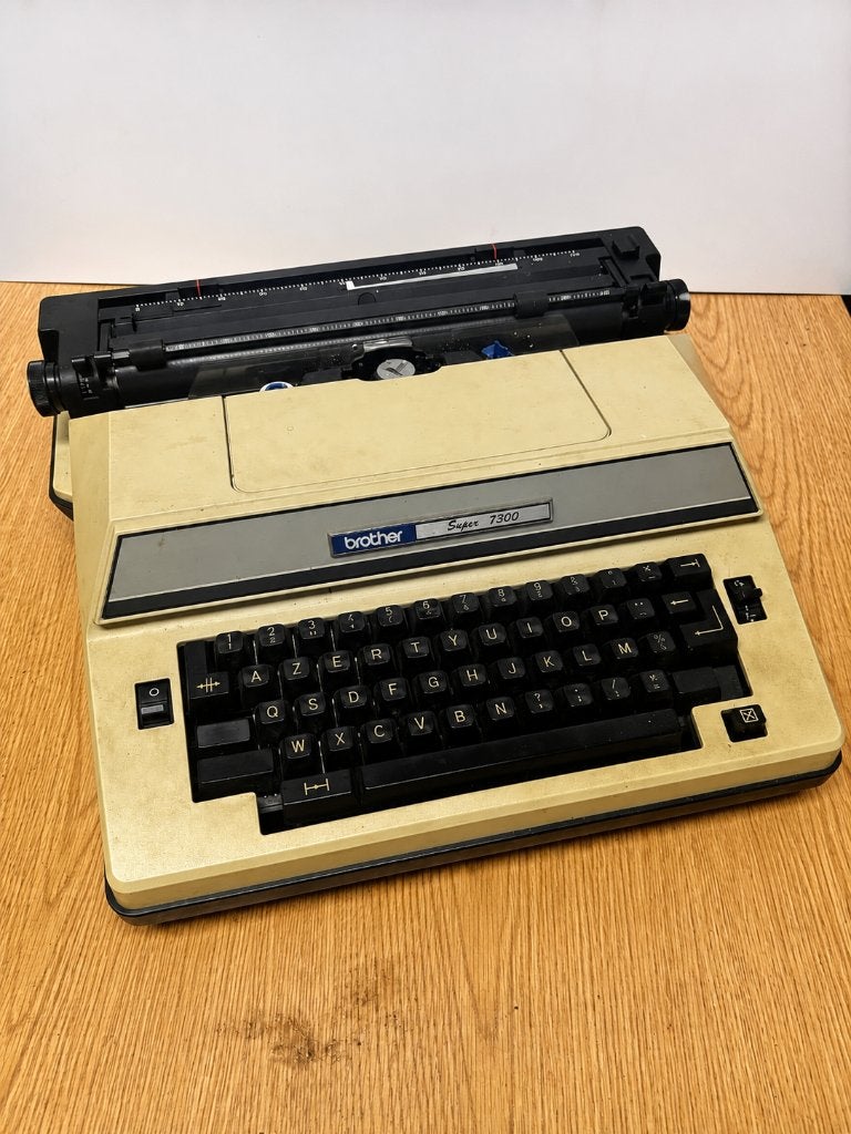 Machine à écrire électrique Brother Super 7300 AZERTY, Divers, Machines à écrire, Enlèvement, Utilisé