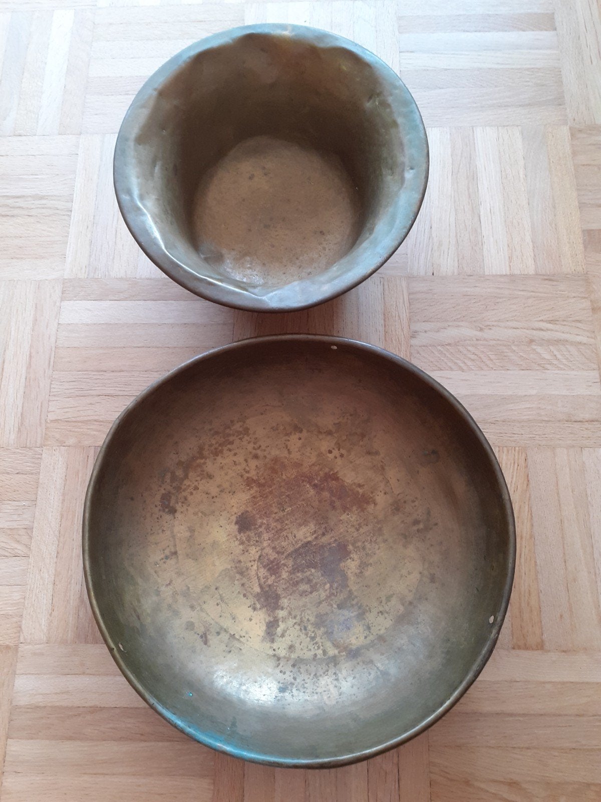Twee antieke, koperen schalen, Ophalen
