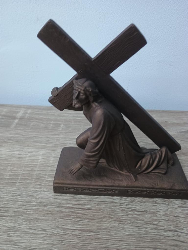 Sculptuur in een heerser Jezus die zijn kruis draagt naar E., Antiek en Kunst, Kunst | Beelden en Houtsnijwerken, Ophalen of Verzenden