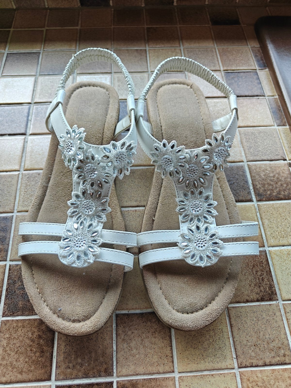 Witte sandalen in nieuwstaat maat 42, Kleding | Dames, Schoenen, Ophalen of Verzenden