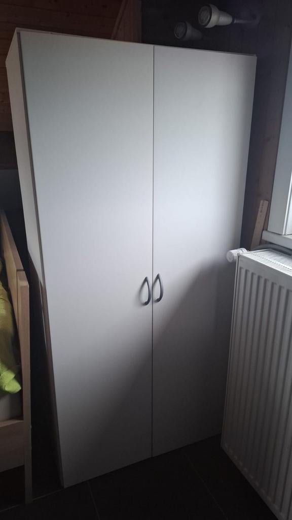 Kleerkast met legplank en hanger, Ophalen