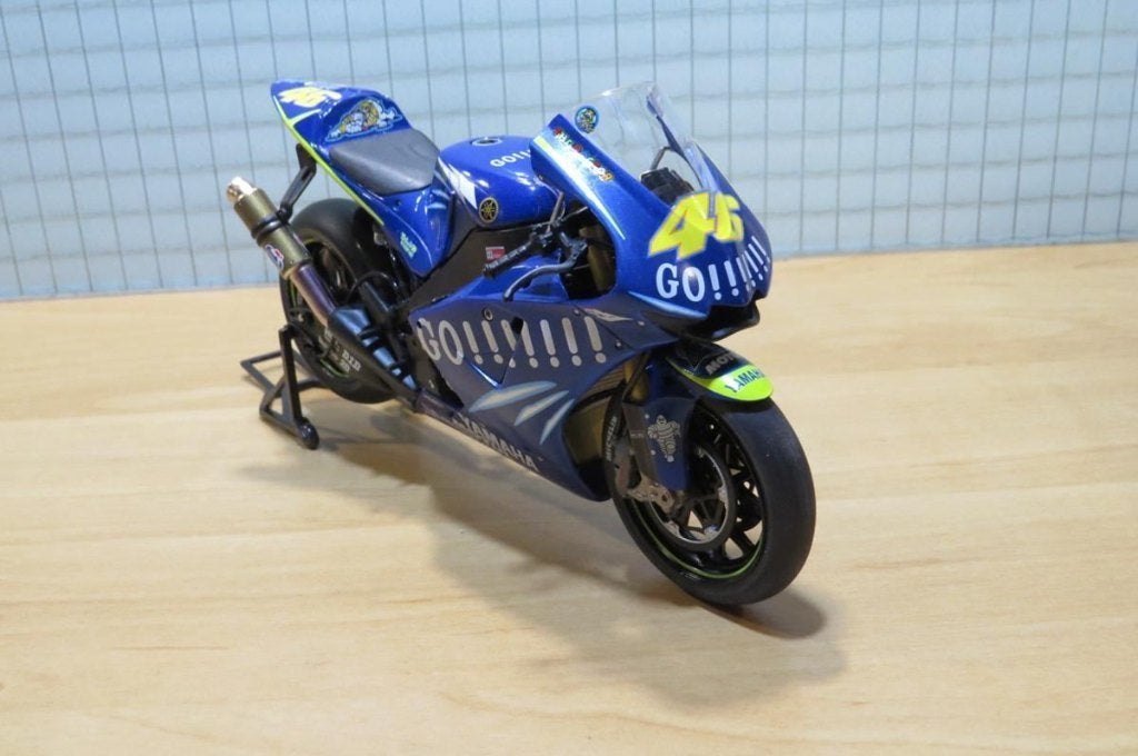 Valentino Rossi Yamaha YZR M-1 2004 1:12, Enlèvement ou Envoi, Neuf, 1:9 à 1:12, Moteur
