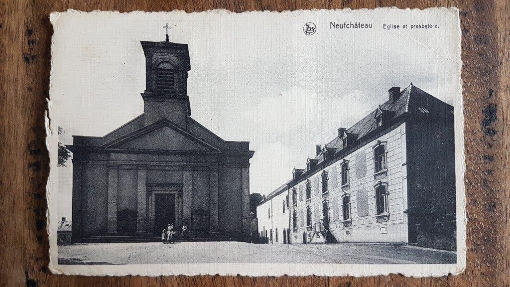 Postkaart Neufchâteau Eglise et presbytère, Verzamelen, Ophalen of Verzenden, 1940 tot 1960, Ongelopen, Luxemburg
