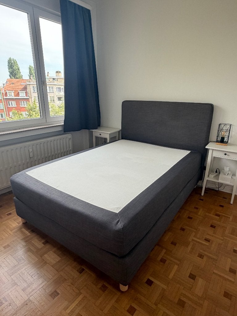 Cadre de lit boxspring IKEA en tissu gris foncé 140x200, Huis en Inrichting, Slaapkamer | Boxsprings, Ophalen, Tweepersoons, 140 cm