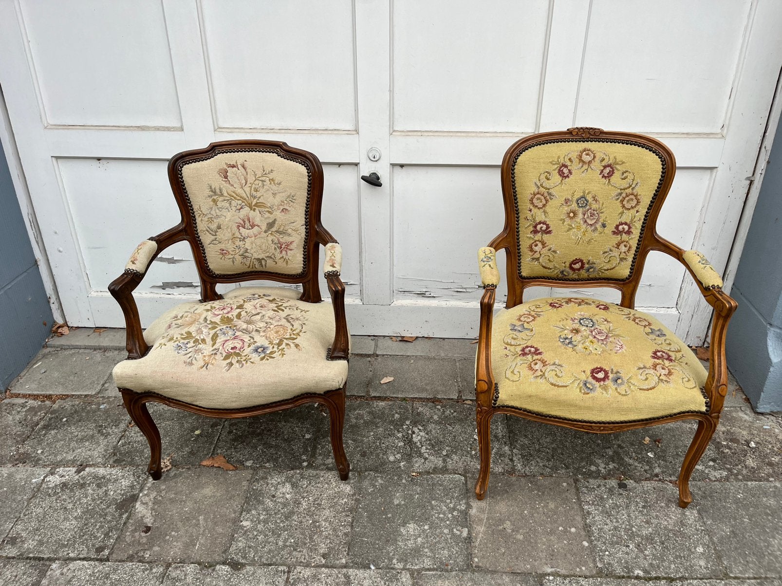 Il s'agit d'une paire de fauteuils de style Louis XV, Enlèvement
