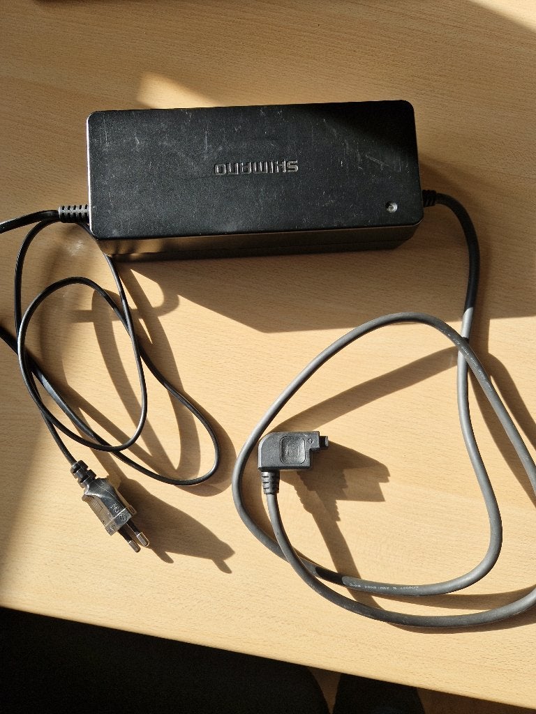 Chargeur Shimano STEPS (EC-E6000) + adaptateur SM-BTE80, Vélos & Vélomoteurs, Accessoires vélo | Batteries de vélo, Utilisé, Enlèvement ou Envoi