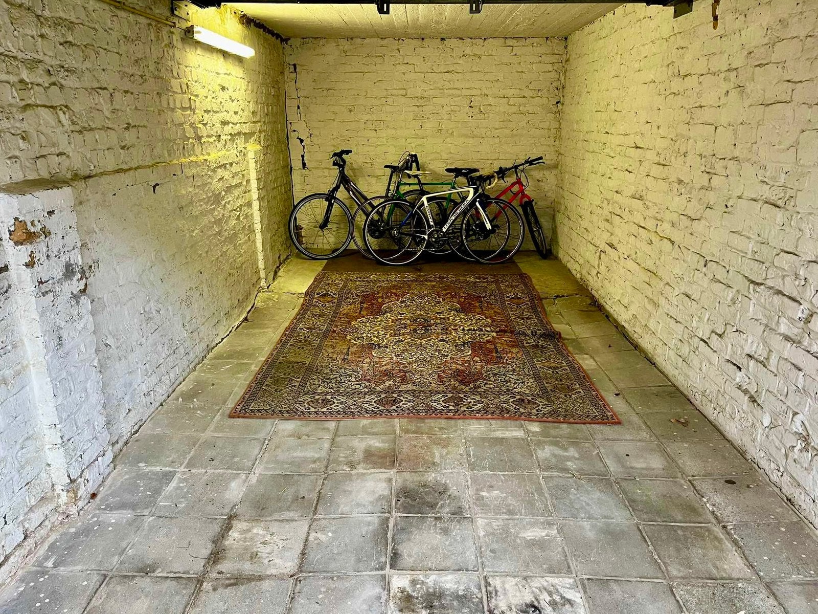 Zeer ruime gelijkvloerse garage achter zeedijk Middelkerke