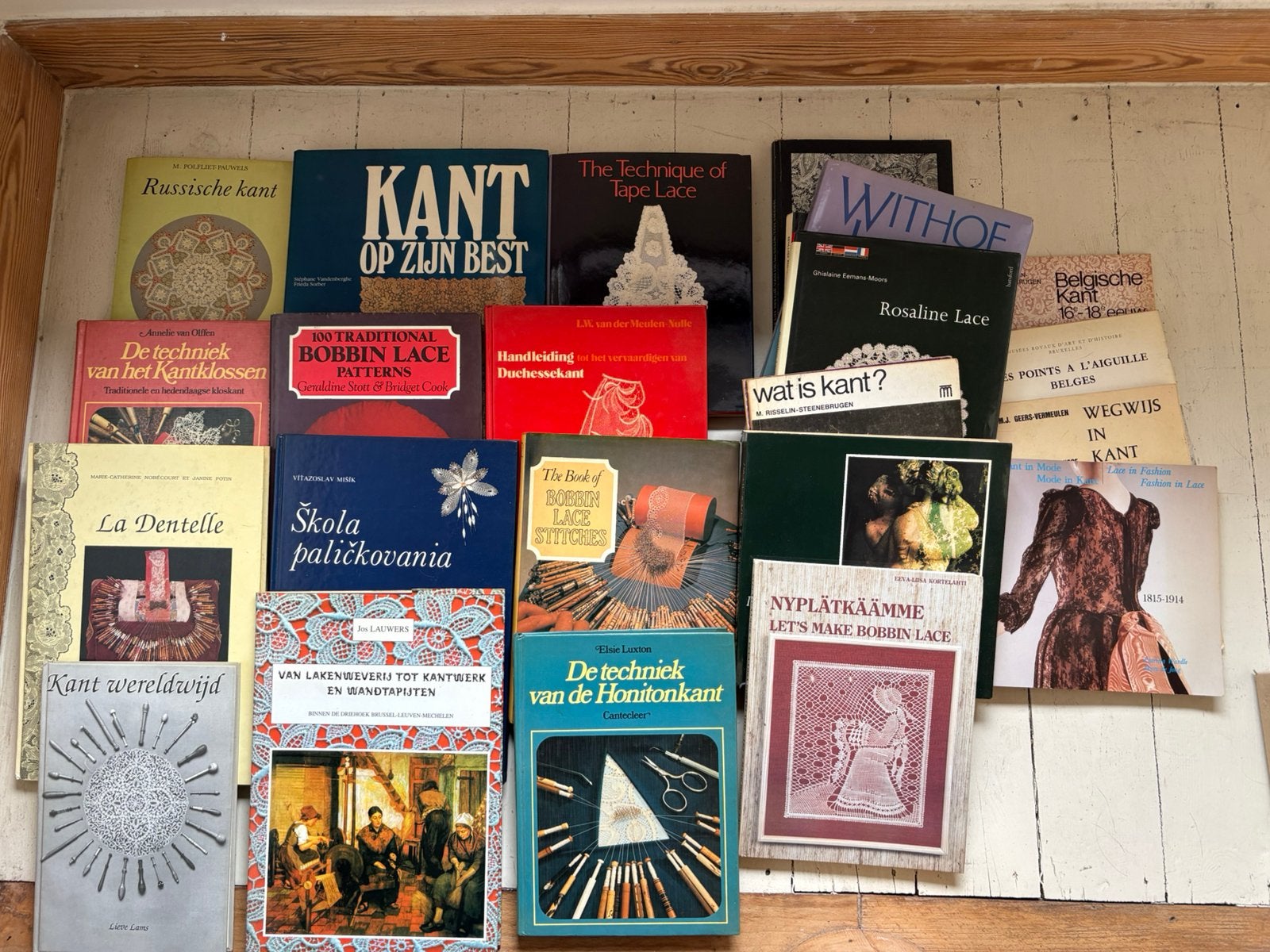 Collection de livres en dentelle, Enlèvement