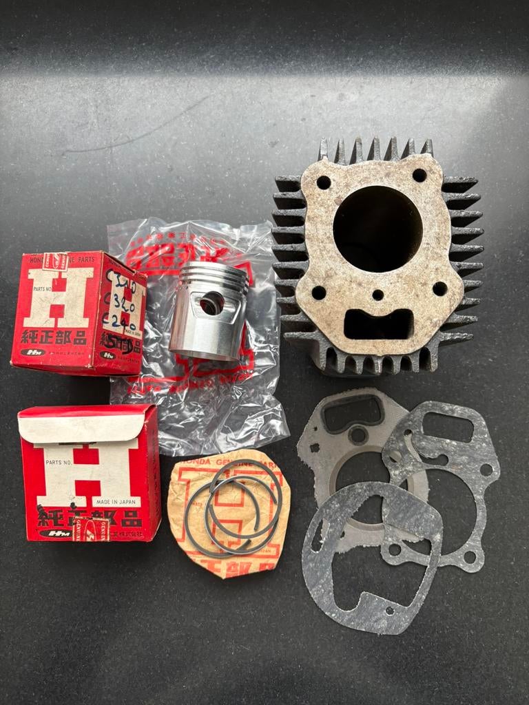 Honda C320A / C310A cilinder & piston nieuw oude stock, Fietsen en Brommers, Ophalen, Zo goed als nieuw, Cilinder