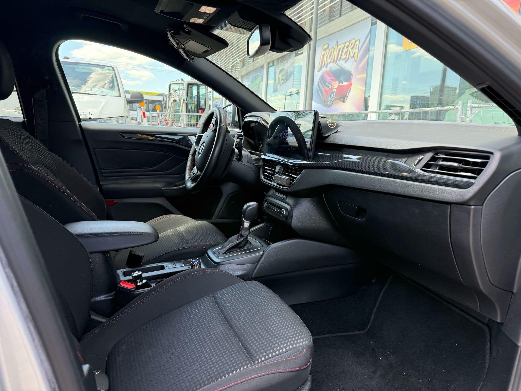 Ford Focus 1.0i EcoBoost MHEV 92kW ST-Line DCT, Stof, Gebruikt, Euro 6, https://public.car-pass.be/vhr/9c915891-3339-4623-8069-7f7c77095c4d