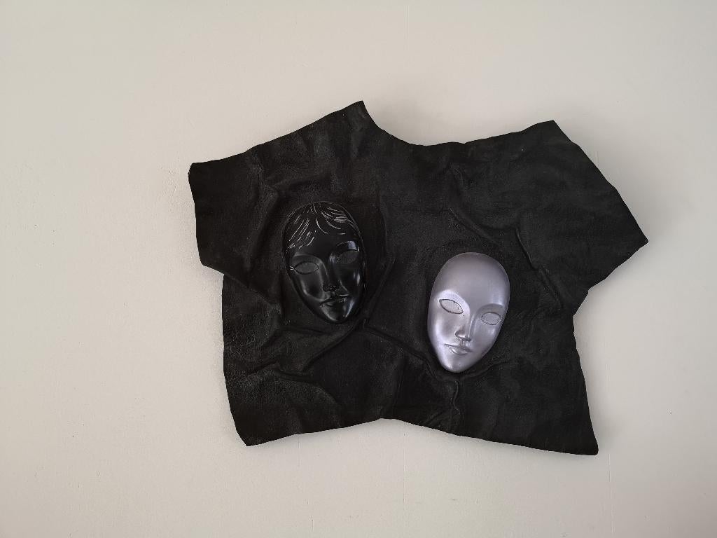 Maskers op lederen ondergrond, Ophalen of Verzenden