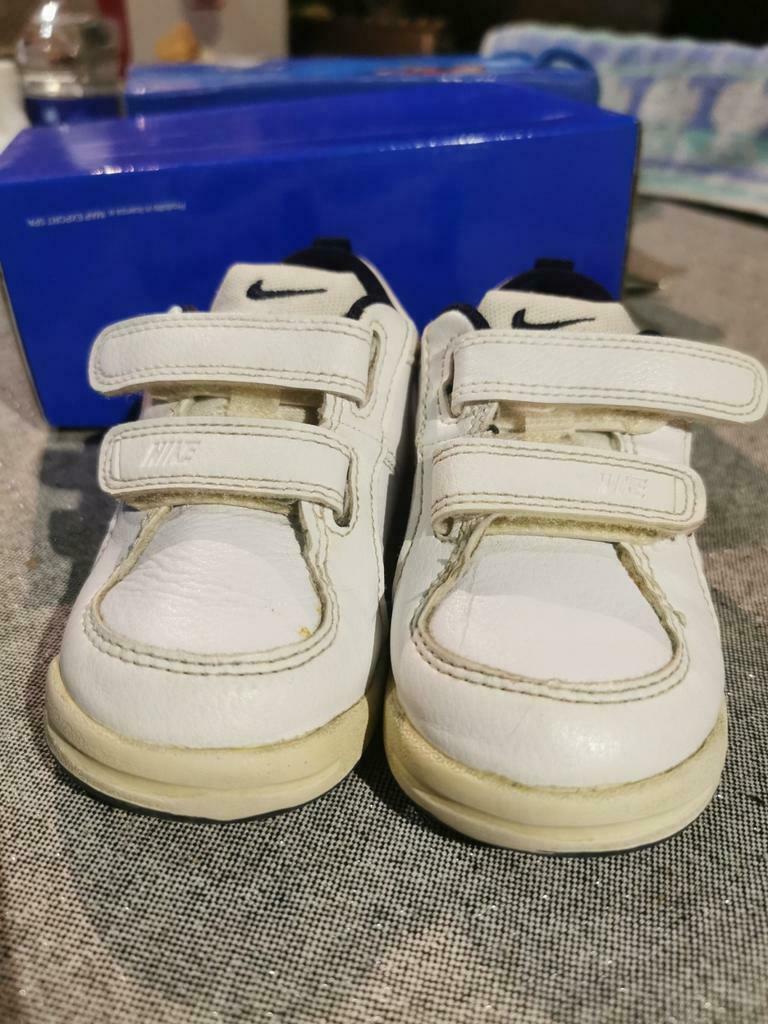 Belles chaussures Nike en cuir blanc, Enfants & Bébés, Vêtements de bébé | Chaussures & Chaussettes, Enlèvement ou Envoi, Comme neuf