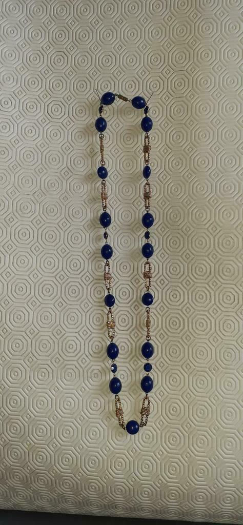 Collier sautoir perle synthétique bleu et large maille dorée, Handtassen en Accessoires, Kettingen, Ophalen of Verzenden, Zo goed als nieuw