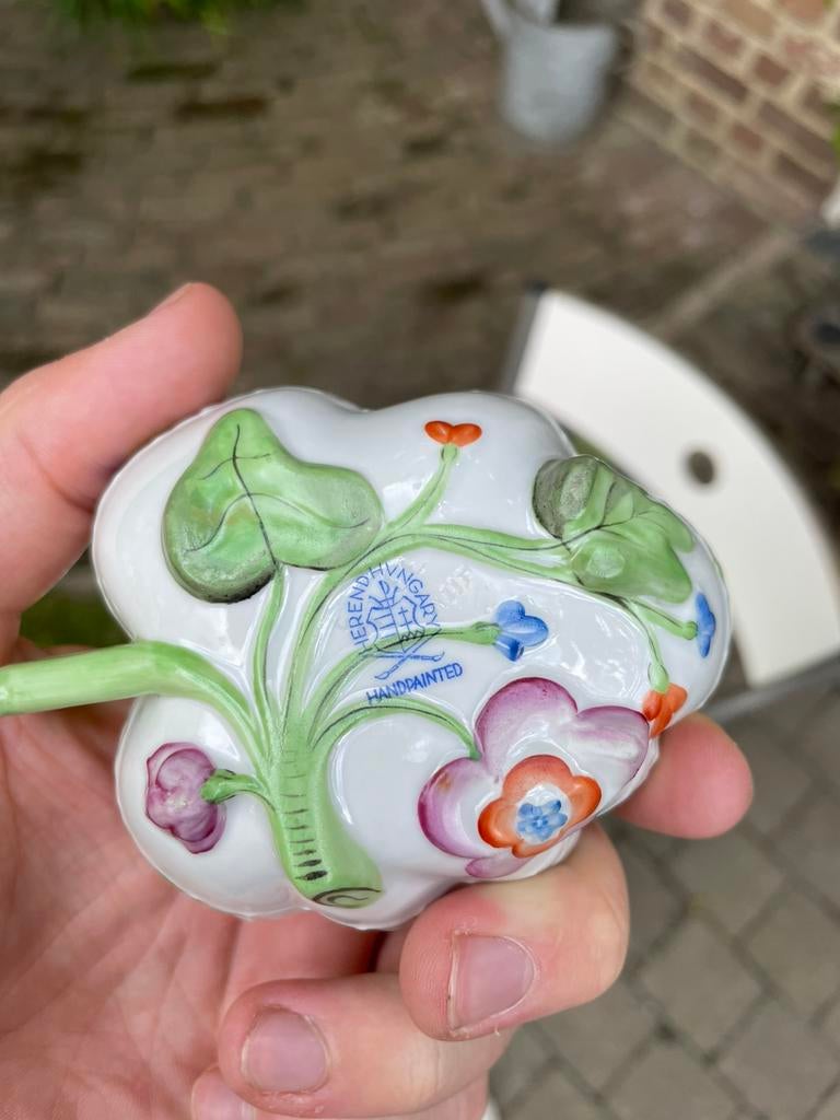 handgeschilderd porseleinen schaaltje van Herend (Hongarije, Ophalen