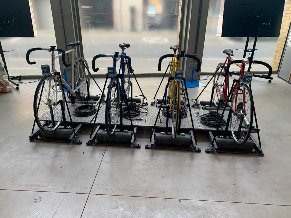 Te huur 4 fietsen met laptop, Enlèvement, Comme neuf