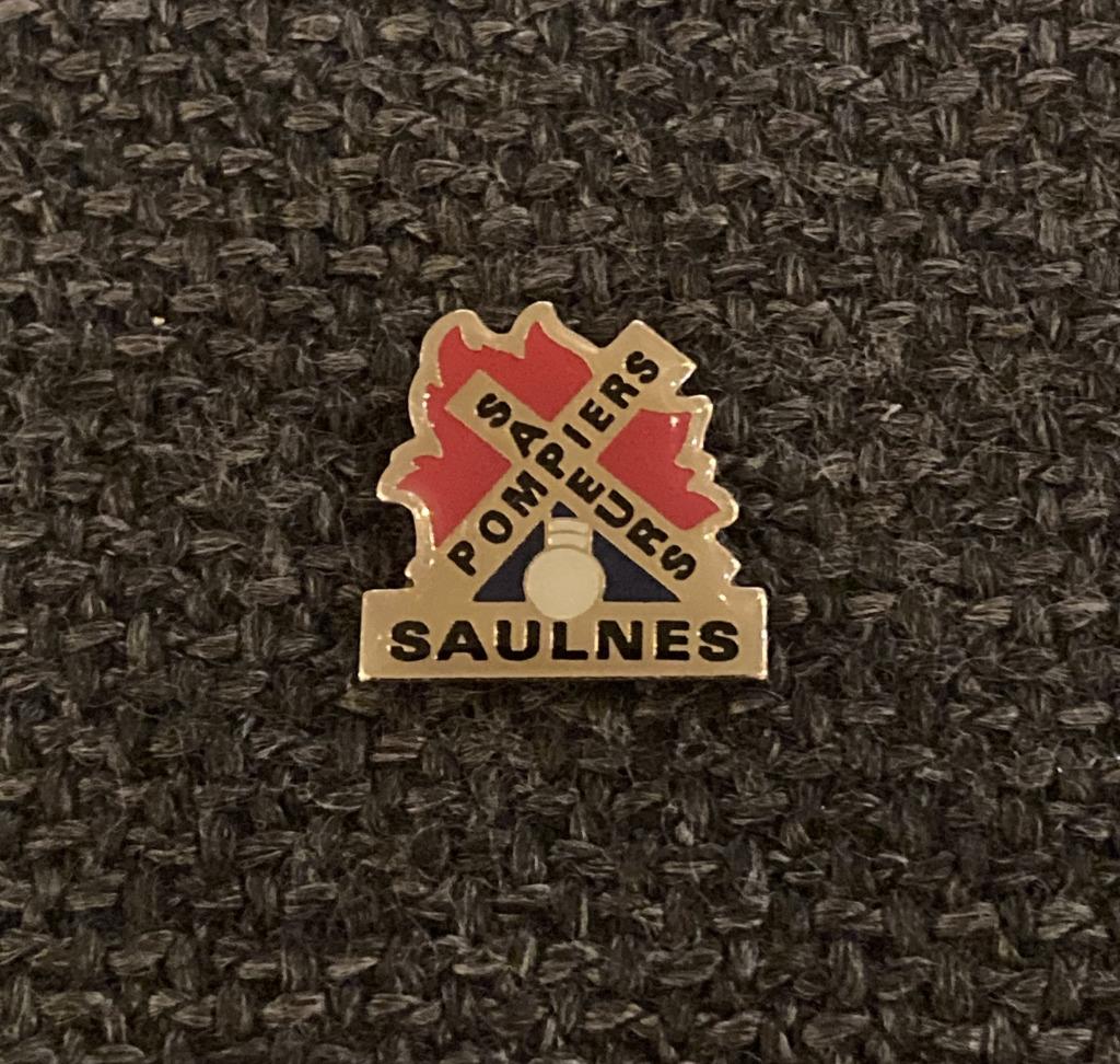 PIN - SAPEURS - POMPIERS - SAULNES - BRANDWEER, Verzenden, Gebruikt, Overige onderwerpen, Speldje of Pin
