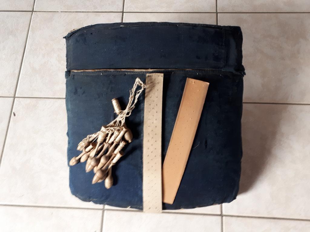 Oud kantkloskussen uitschuifbaar met ingewerkt bakje, Hobby en Vrije tijd, Ophalen of Verzenden, Gebruikt, Kussen