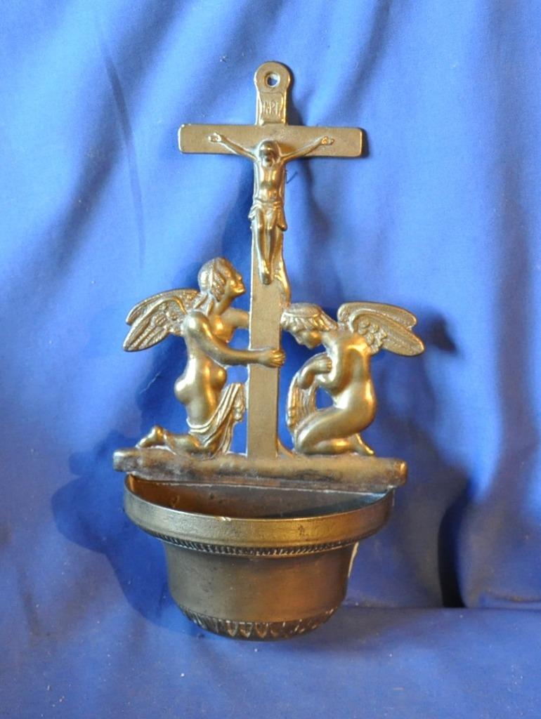 crucifix benitier en laiton decor aux anges, Enlèvement ou Envoi