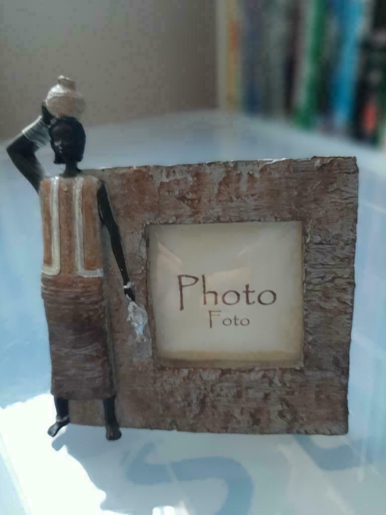 Fotokadertje staand Afrikaanse vrouw 12x12 vr foto 6x6 cm, Huis en Inrichting, Ophalen of Verzenden, Zo goed als nieuw, Kunststof