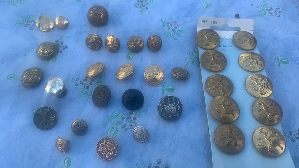 Lot de boutons militaires différentes armes, Comme neuf