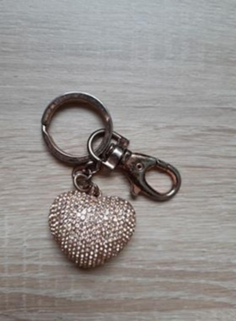 Bedel voor handtas - hartje, Bijoux, Sacs & Beauté, Bracelets à breloques, Autres marques, Enlèvement ou Envoi, 1 bracelet à breloques