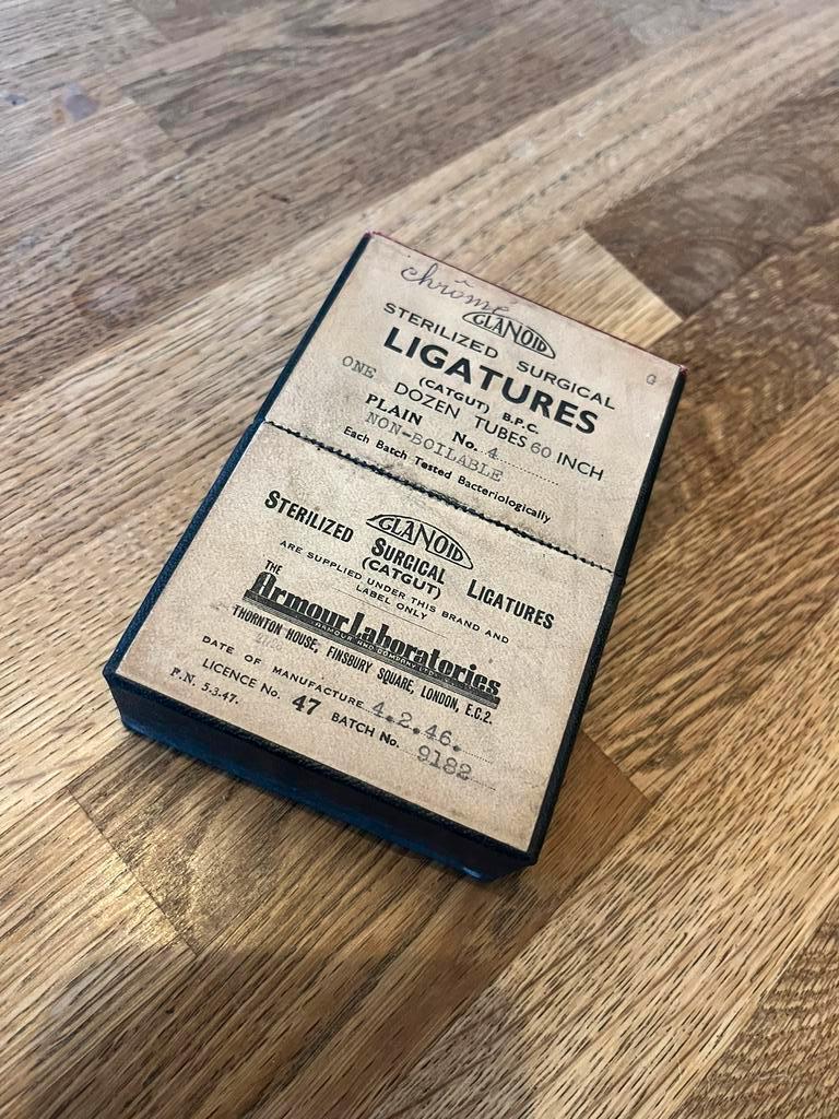 MEDICAL ANCIEN COMPLET coffret ligatures chirurgicales, Antiquités & Art, Enlèvement ou Envoi