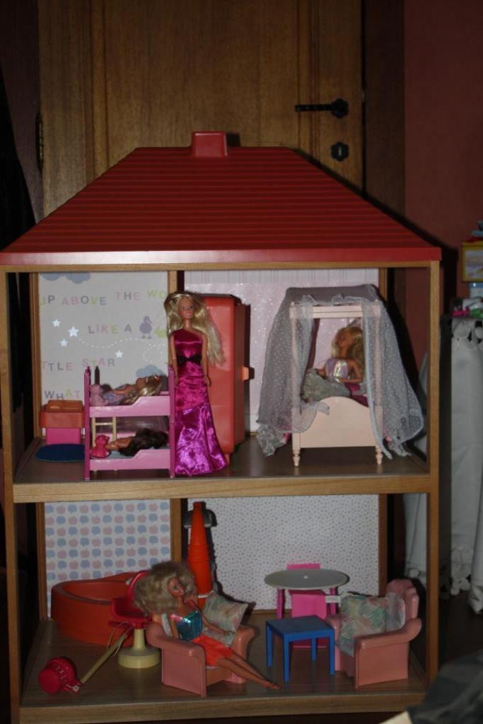 barbiehuis 1 met meubels en poppen, Ophalen, Gebruikt, Poppenhuis