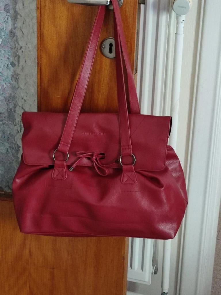 Joli sac à main H 33Cm L44 Cm, Bijoux, Sacs & Beauté, Sacs | Sacs Femme, Enlèvement ou Envoi, Utilisé, Rouge, Sac à main